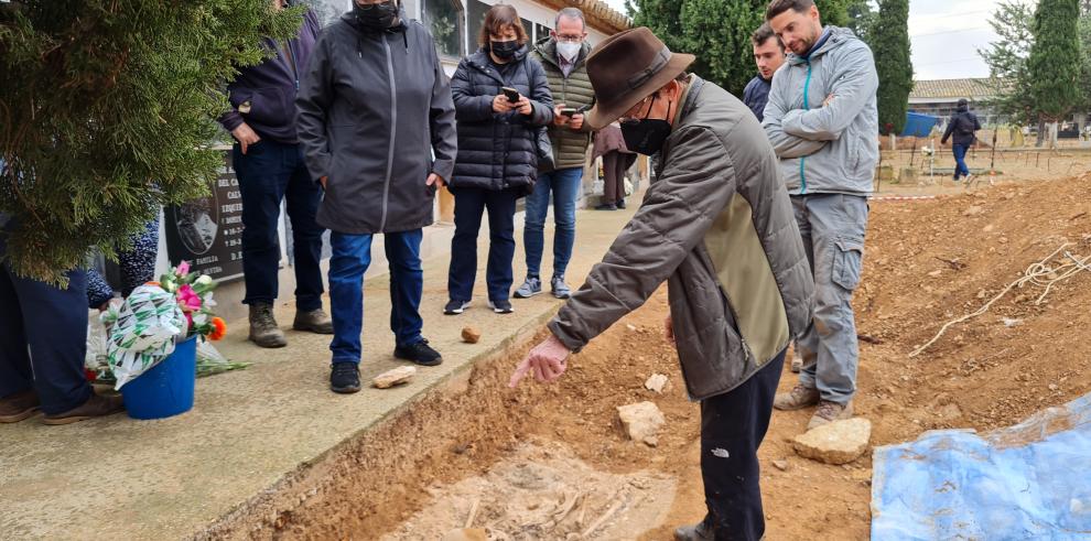 La directora de Patrimonio Cultural visita los trabajos de exhumación que se llevan a cabo en Belchite