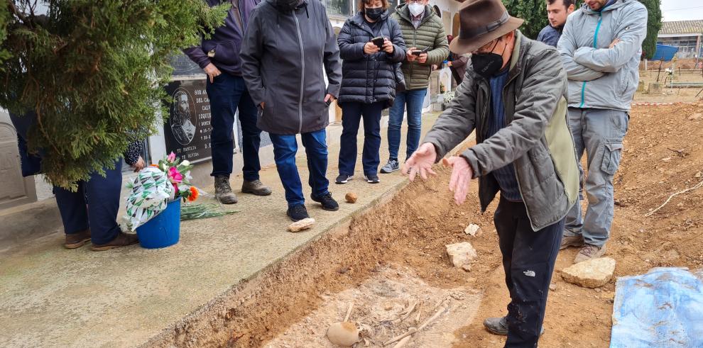 La directora de Patrimonio Cultural visita los trabajos de exhumación que se llevan a cabo en Belchite