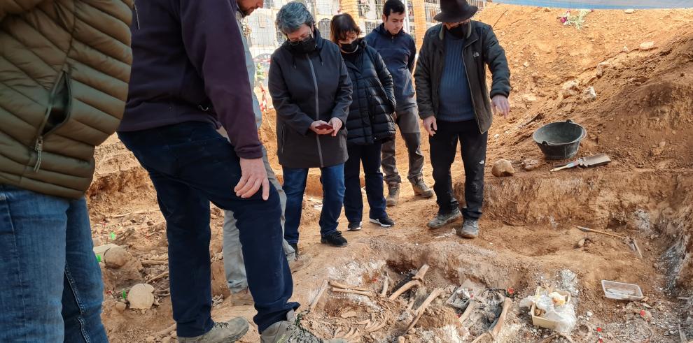 La directora de Patrimonio Cultural visita los trabajos de exhumación que se llevan a cabo en Belchite