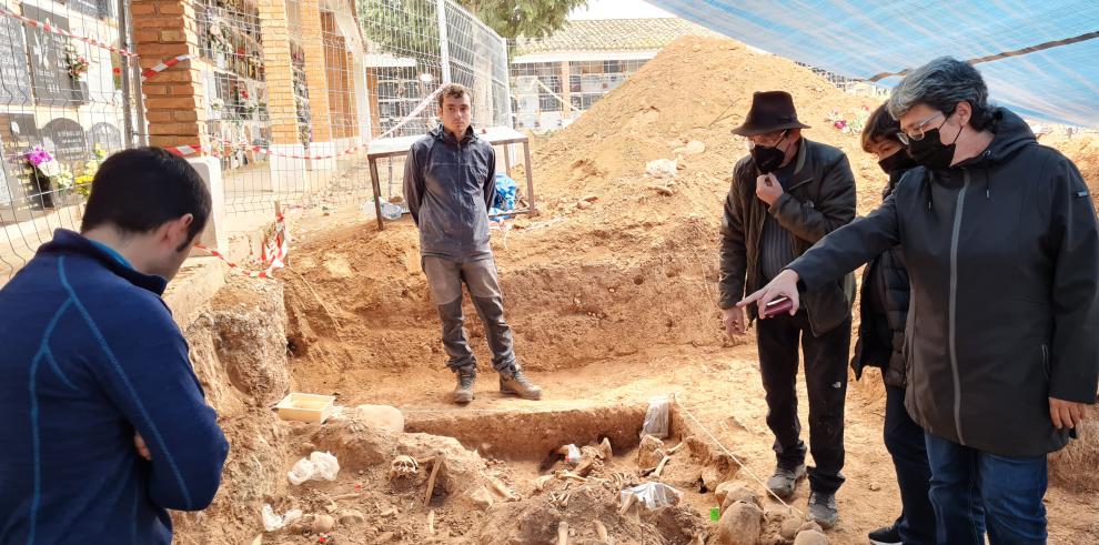 La directora de Patrimonio Cultural visita los trabajos de exhumación que se llevan a cabo en Belchite