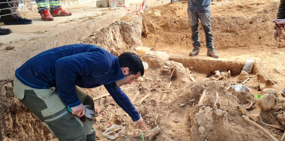 La directora de Patrimonio Cultural visita los trabajos de exhumación que se llevan a cabo en Belchite