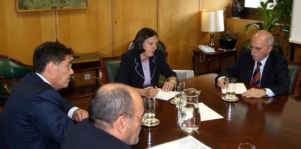 Gobierno de Aragón, Gobierno de España y representantes de los trabajadores coordinan sus posturas ante el futuro de Opel en una reunión celebrada en Madrid