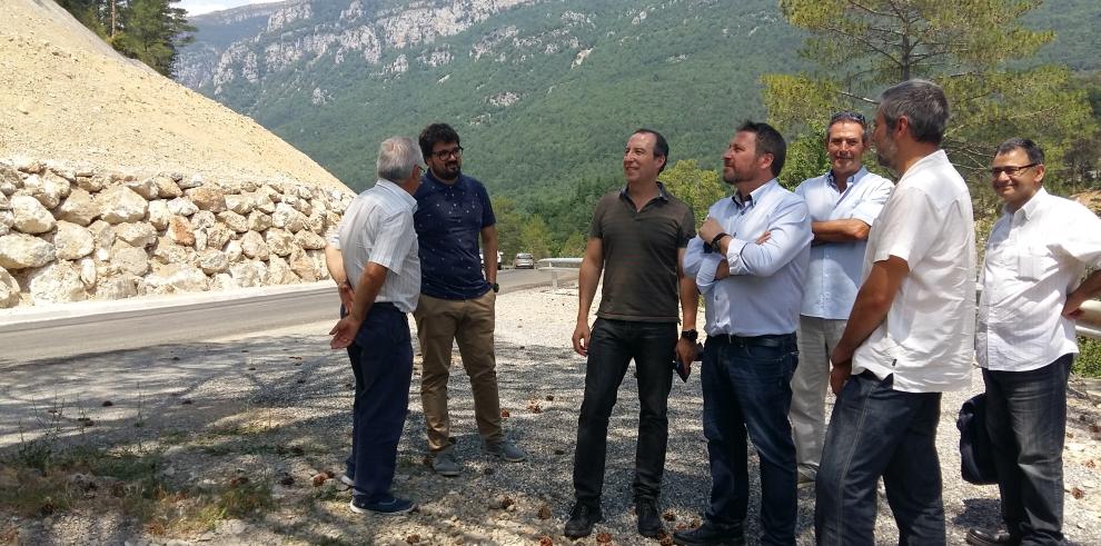 Soro visita la obra de contención del talud en la carretera entre Salinas y Plan