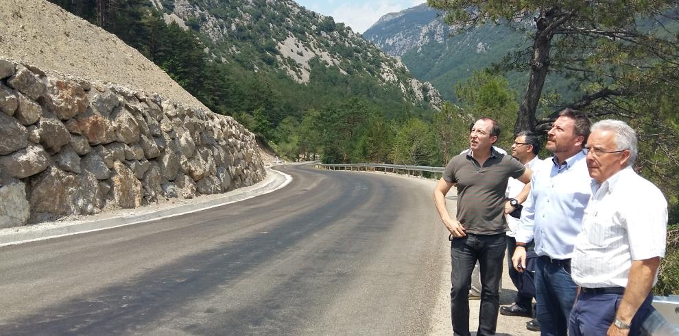 Soro visita la obra de contención del talud en la carretera entre Salinas y Plan