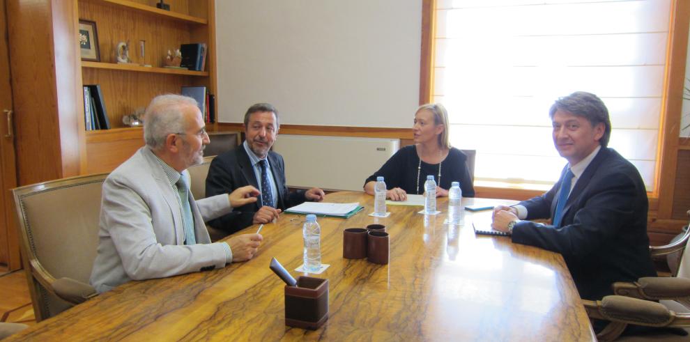 Marta Gastón se reúne en Zaragoza con el alcalde de Sabiñánigo