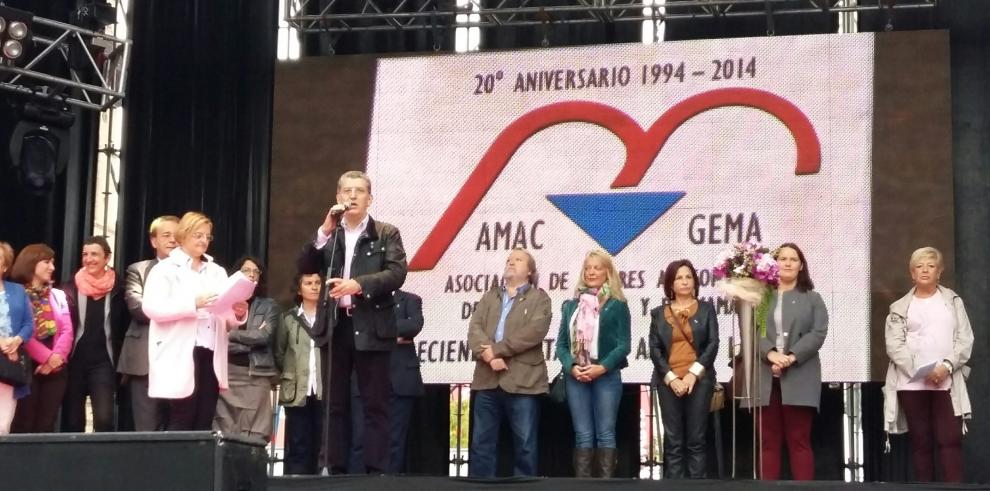 El consejero de Sanidad ha mostrado su compromiso con la investigación del cáncer de mama