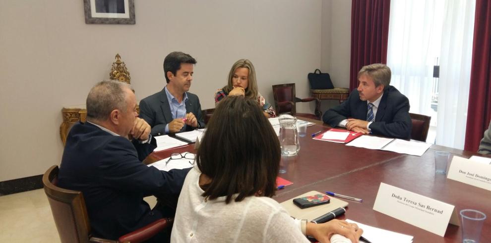 Pilar Alegría pone en marcha un estudio técnico para convertir el hospital San Jorge en universitario