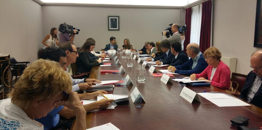 Pilar Alegría pone en marcha un estudio técnico para convertir el hospital San Jorge en universitario