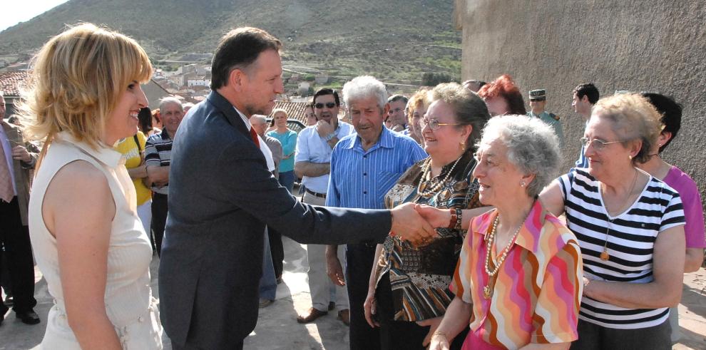 Elpresidente del Gobierno de Aragón, Marcelino Iglesias, ha visitado hoy en Alpartir el Colegio Público Ramón y Cajal