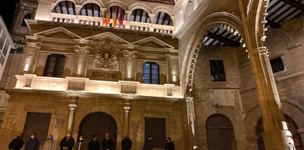 Las fachadas del Ayuntamiento y la Lonja de Alcañiz estrenan iluminación monumental