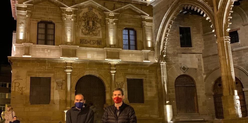 Las fachadas del Ayuntamiento y la Lonja de Alcañiz estrenan iluminación monumental