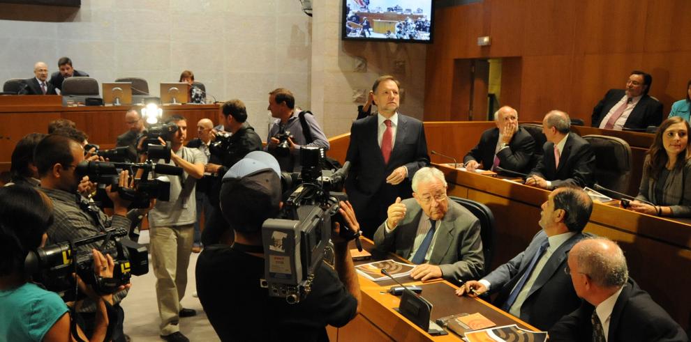 Fotografías de la intervención del presidente de Aragón en el debate de política general o del estado de la Comunidad Autónoma 2009