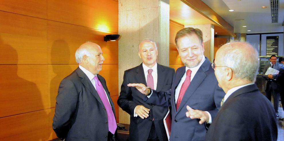 Fotografías de la intervención del presidente de Aragón en el debate de política general o del estado de la Comunidad Autónoma 2009