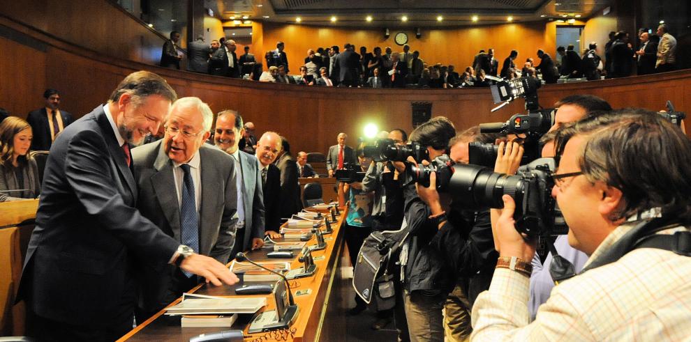 Fotografías de la intervención del presidente de Aragón en el debate de política general o del estado de la Comunidad Autónoma 2009