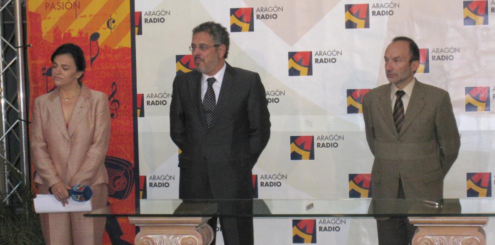 El consejero Rogelio Silva ha presidido la firma entre Aragón Radio y varias emisoras locales para la redifusión de la señal de la Radio Autonómica

