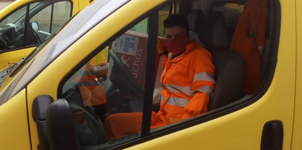 Personal de las brigadas de carreteras colaboran en el traslado de materiales para hacer frente al COVID 19