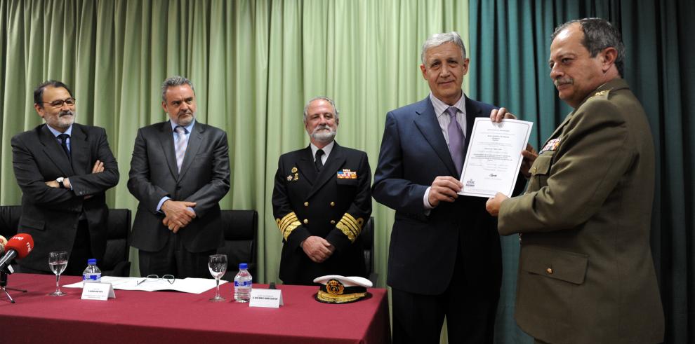 El consejero de Medio Ambiente, Alfredo Boné, ha asistido a la entrega de una certificación ambiental a la Base militar General Ricardos