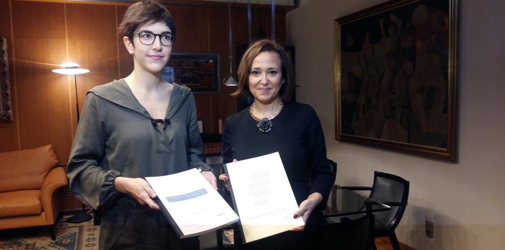 Mayte Pérez entrega el Pacto Social por la Educación a las Cortes para conseguir que sea también político y blinde el sistema aragonés