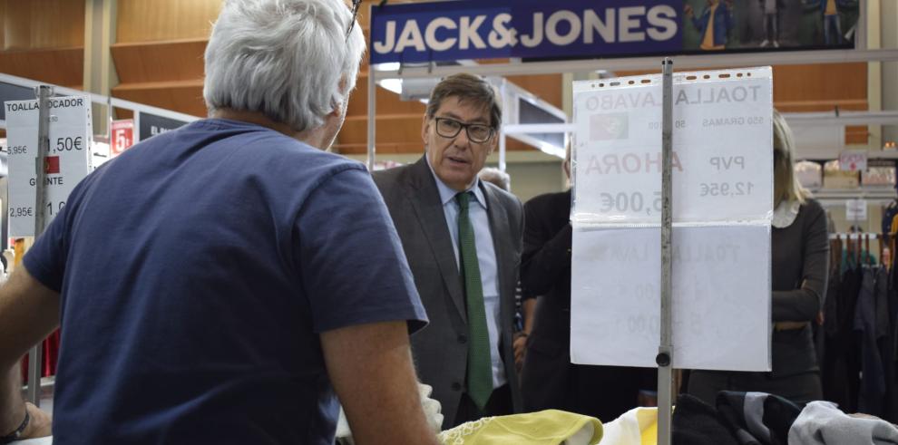 Aliaga muestra su apoyo al pequeño comercio y a los autónomos en el Certamen Outlet Zaragoza Stock