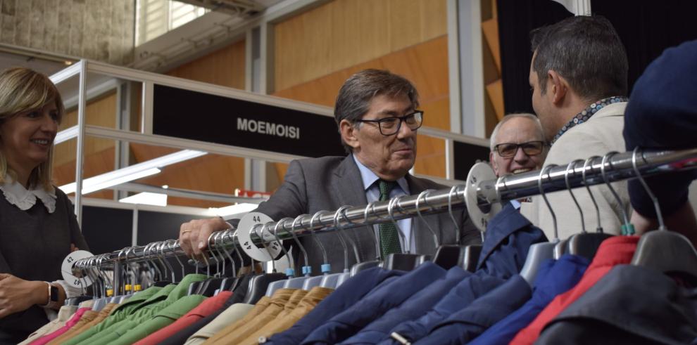 Aliaga muestra su apoyo al pequeño comercio y a los autónomos en el Certamen Outlet Zaragoza Stock