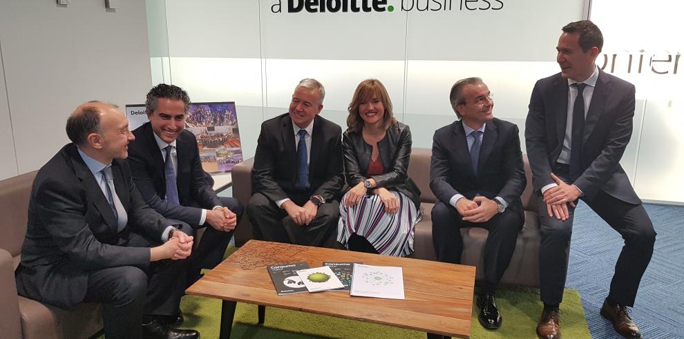 Pilar Alegría comparte la apuesta por el talento aragonés de Deloitte