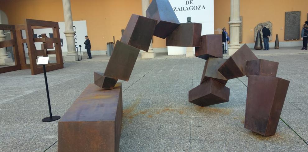 17 esculturas recorren la huella artística de Santiago Gimeno en el patio del Museo de Zaragoza