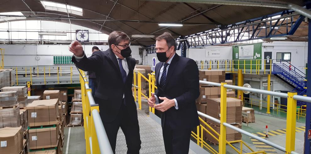 Aliaga destaca la “capacidad industrial y la flexibilidad” de las empresas aragonesas en su visita a Cartonajes Barco