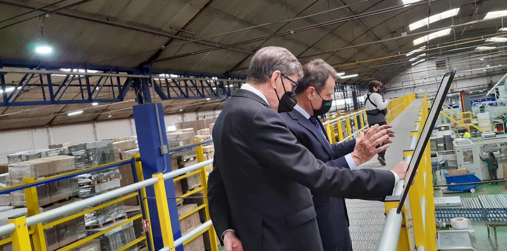 Aliaga destaca la “capacidad industrial y la flexibilidad” de las empresas aragonesas en su visita a Cartonajes Barco