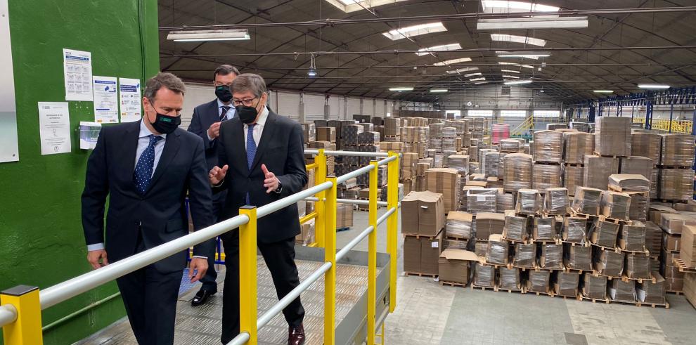 Aliaga destaca la “capacidad industrial y la flexibilidad” de las empresas aragonesas en su visita a Cartonajes Barco