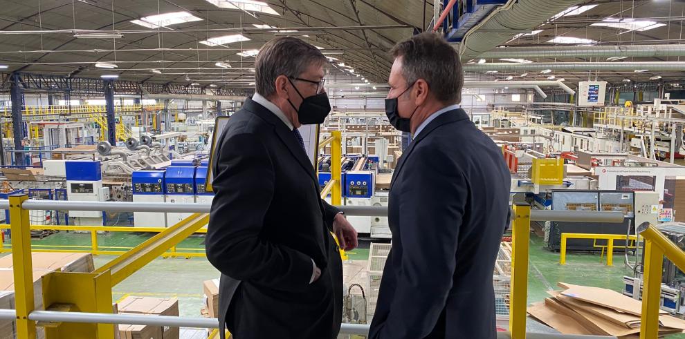 Aliaga destaca la “capacidad industrial y la flexibilidad” de las empresas aragonesas en su visita a Cartonajes Barco