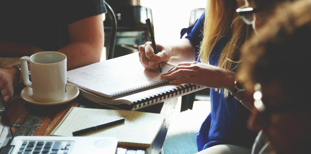 La Cátedra de Desarrollo Directivo Femenino encuesta a las empresas sobre sus medidas para fomentar la igualdad