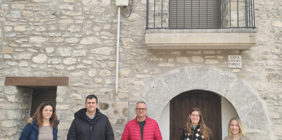 Visita a la vivienda rehabilitada a través del Fondo de Cohesión en Biniés