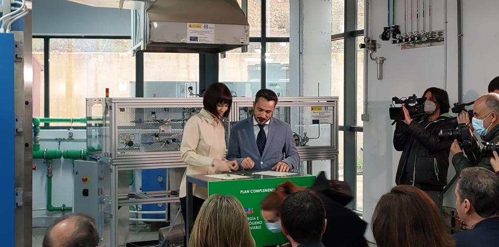 La ministra de Ciencia y el director general de Investigación e Innovación del Gobierno de Aragón firman el Plan.