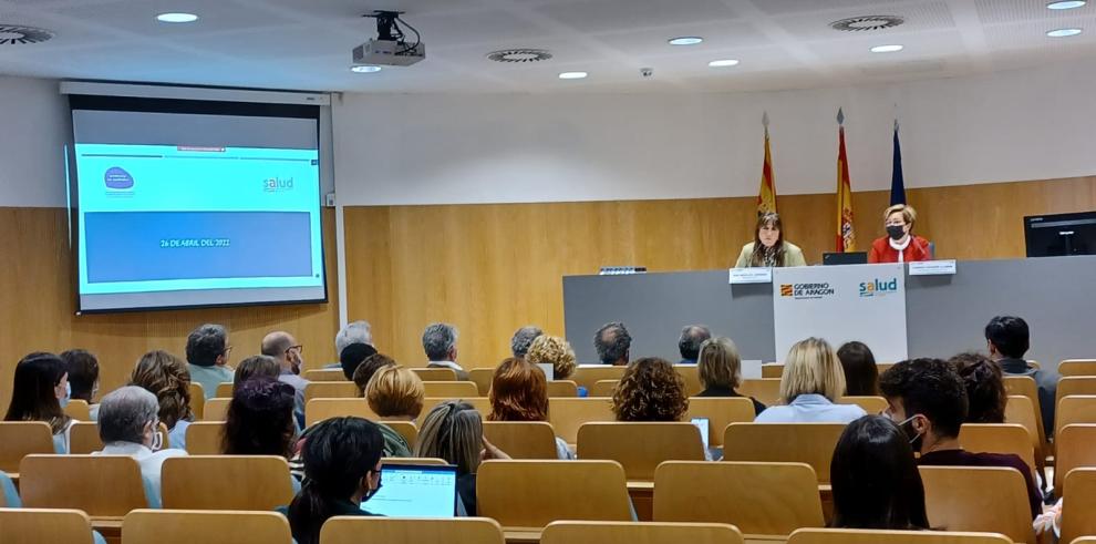 La consejera de Sanidad, Sira Repollés, junto a la coordinadora de Enfermería del SALUD, Carmen Chaverri, en la apertura de las jornadas.