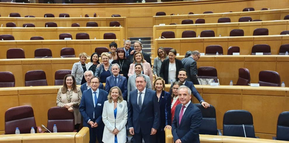 Foto de familia con la vicepresidenta Calviño, tras la sesión en el  Senado