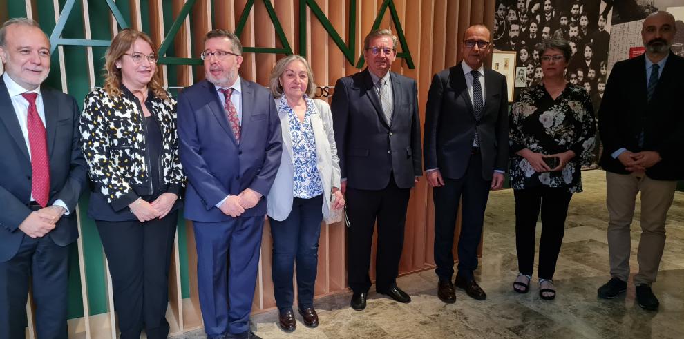 Felipe Faci, Víctor Lucea y Marisancho Menjón en la visita institucional a Azaña