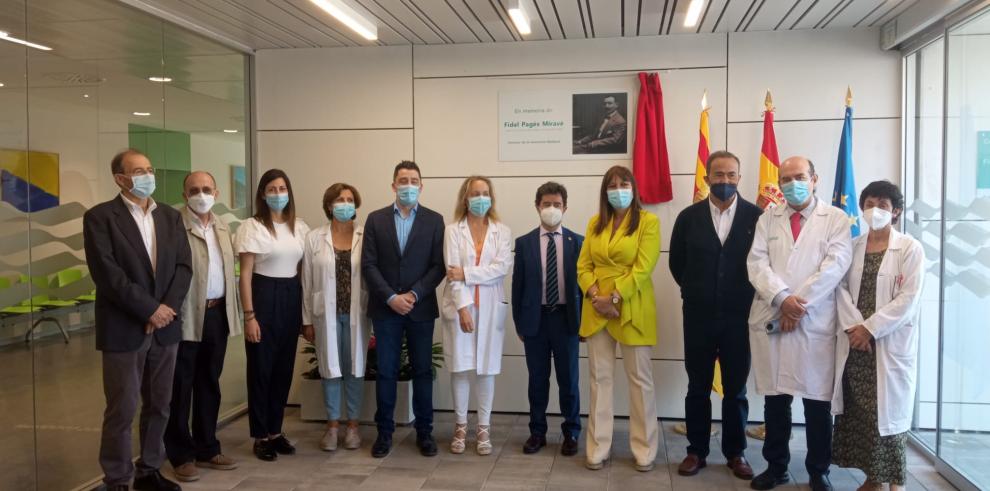 La consejera de Sanidad, Sira Repollés,y el alcalde de Huesca, Luis Felipe, junto al equipo del centro.