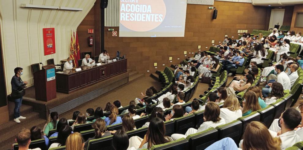 El gerente del Sector sanitario Zaragoza II, Luis Callén, preside el acto de acogida de la nueva promoción de residentes que van a desarrollar su formación especializada en el sector que tiene como hospital de referencia el Servet.