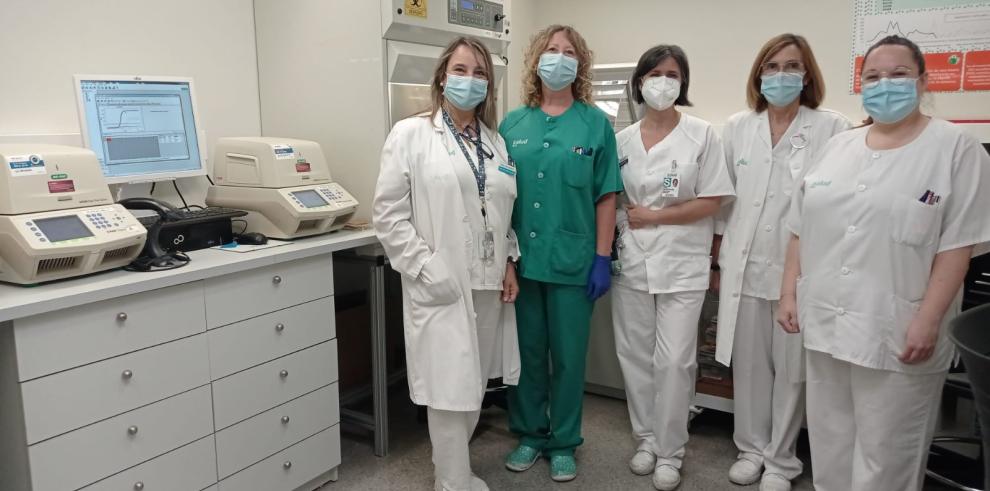 Las microbiólogas Ana Milagro y Concepción López y las técnicos Beatriz Gilaberte, Nieves Martínez y Yolanda Gracia.