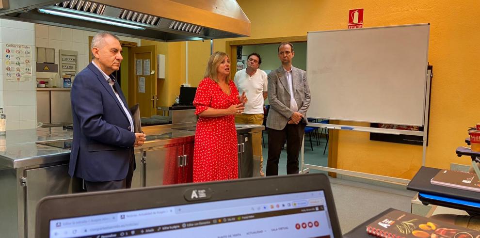 La directora general de Innovación y Promoción Agroalimentaria del Gobierno de Aragón, Carmen Urbano, y del jefe de servicio de Formación del INAEM, Ángel Gutiérrez, han sido los encargados de presentarlo en el centro de formación Horeca de Zaragoza.