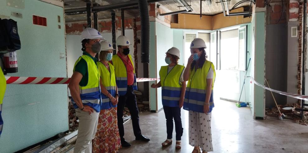 La consejera María Victoria Broto ha visitado las obras de la Unidad de Convivencia en la Residencia Romareda