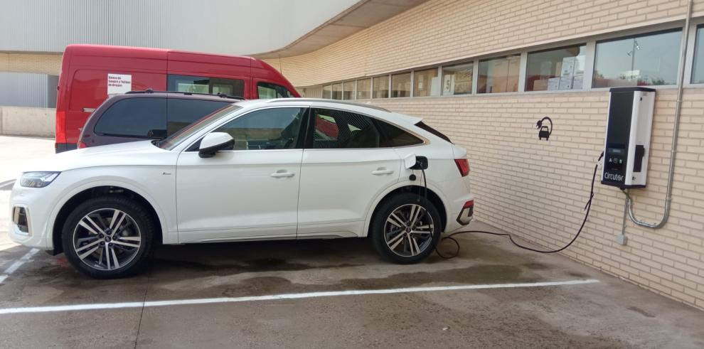 El punto de recarga de coches eléctricos en el Banco de Sangre y Tejidos de Aragón.