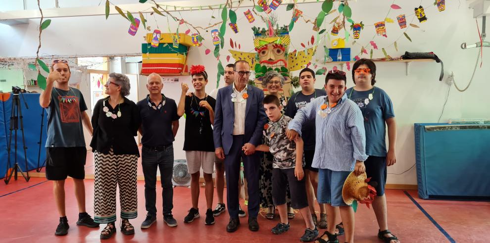 Alumnado que ha participado en la construcción de un totem