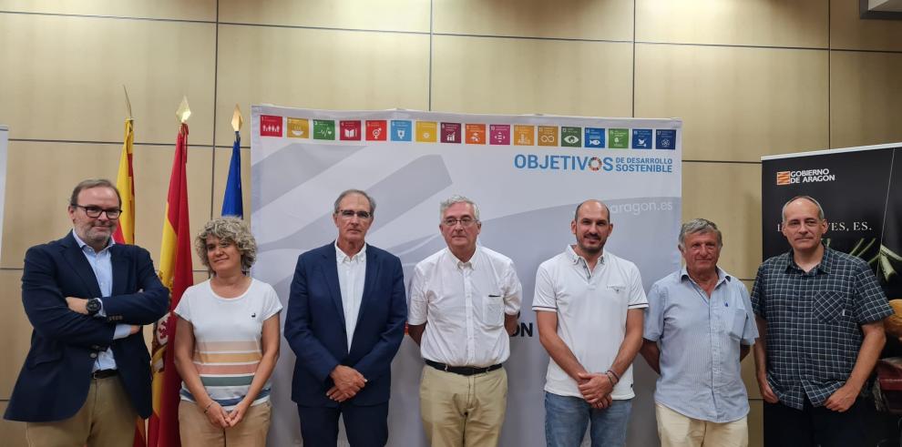 Foto de familia tras la firma del convenio.