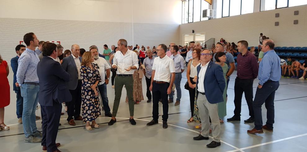 La consejera Mayte Pérez visita el pabellón de Cantavieja, reconstruido tras la borrasca Gloria