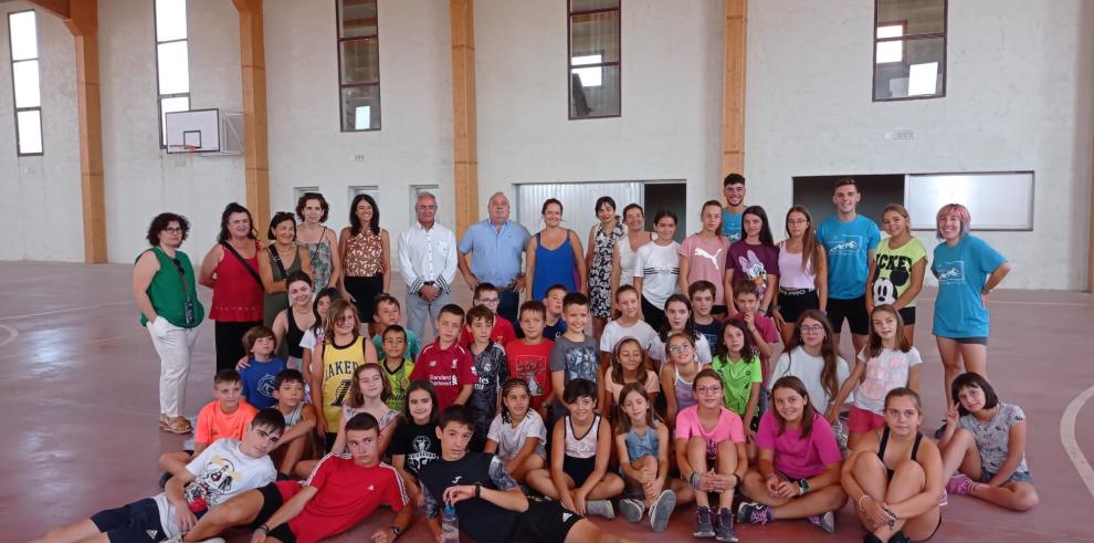Los integrantes del campamento de Galve, esta mañana junto a la directora del IAM