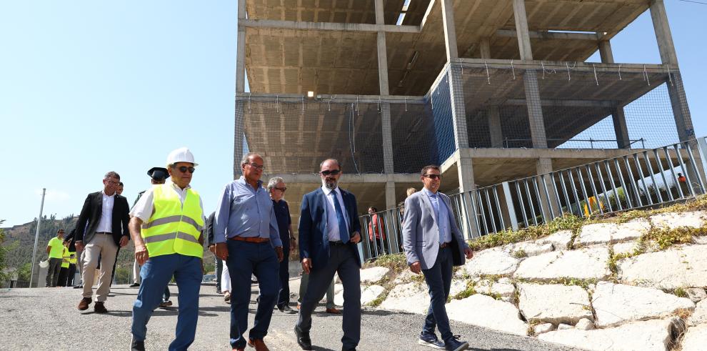 Lambán visita las obras del centro de mayores de Mequinenza