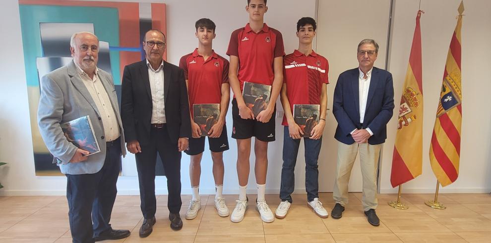 Felipe Faci felicita a las jóvenes estrellas del baloncesto aragonés por sus éxitos internacionales