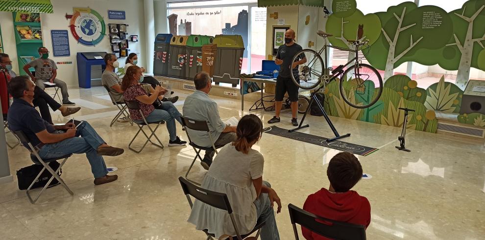 Taller de reparación de bicicletas en 'La calle indiscreta'.