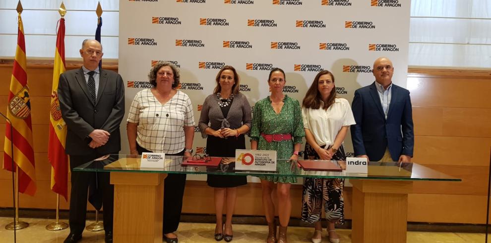 Acto de la firma del contrato entre la consejera Mayte Pérez y la compañía Indra para digitalizar los registros civiles de once partidos judiciales de Aragón